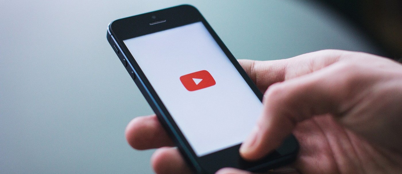 Logo de YouTube en la pantalla de un móvil