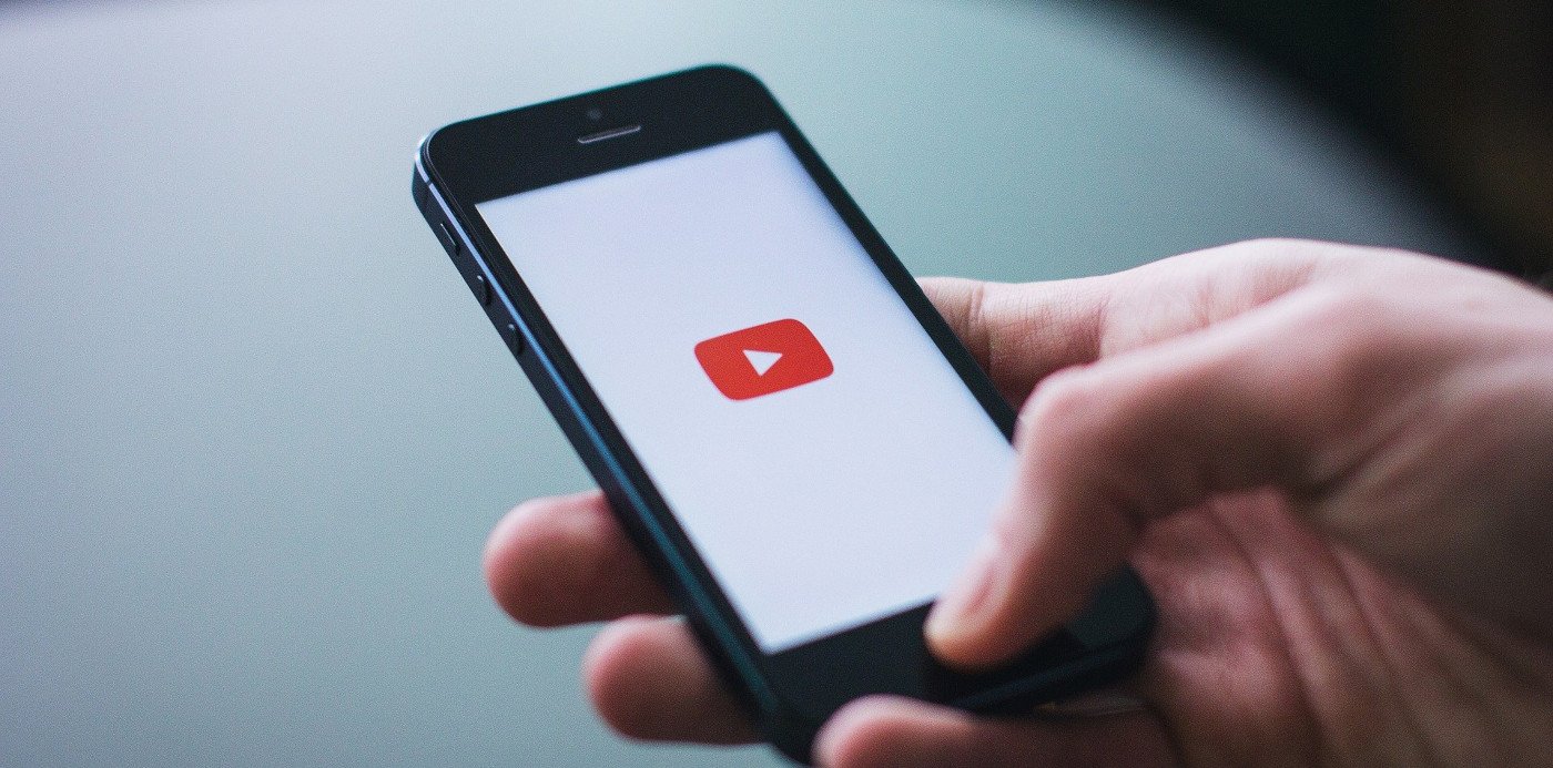 Logo de YouTube en la pantalla de un móvil