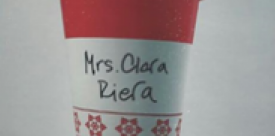 Un vaso con el nombre "Mrs. Clara Riera" escrito encima