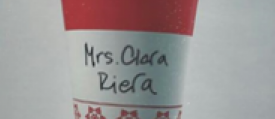 Un vaso con el nombre "Mrs. Clara Riera" escrito encima