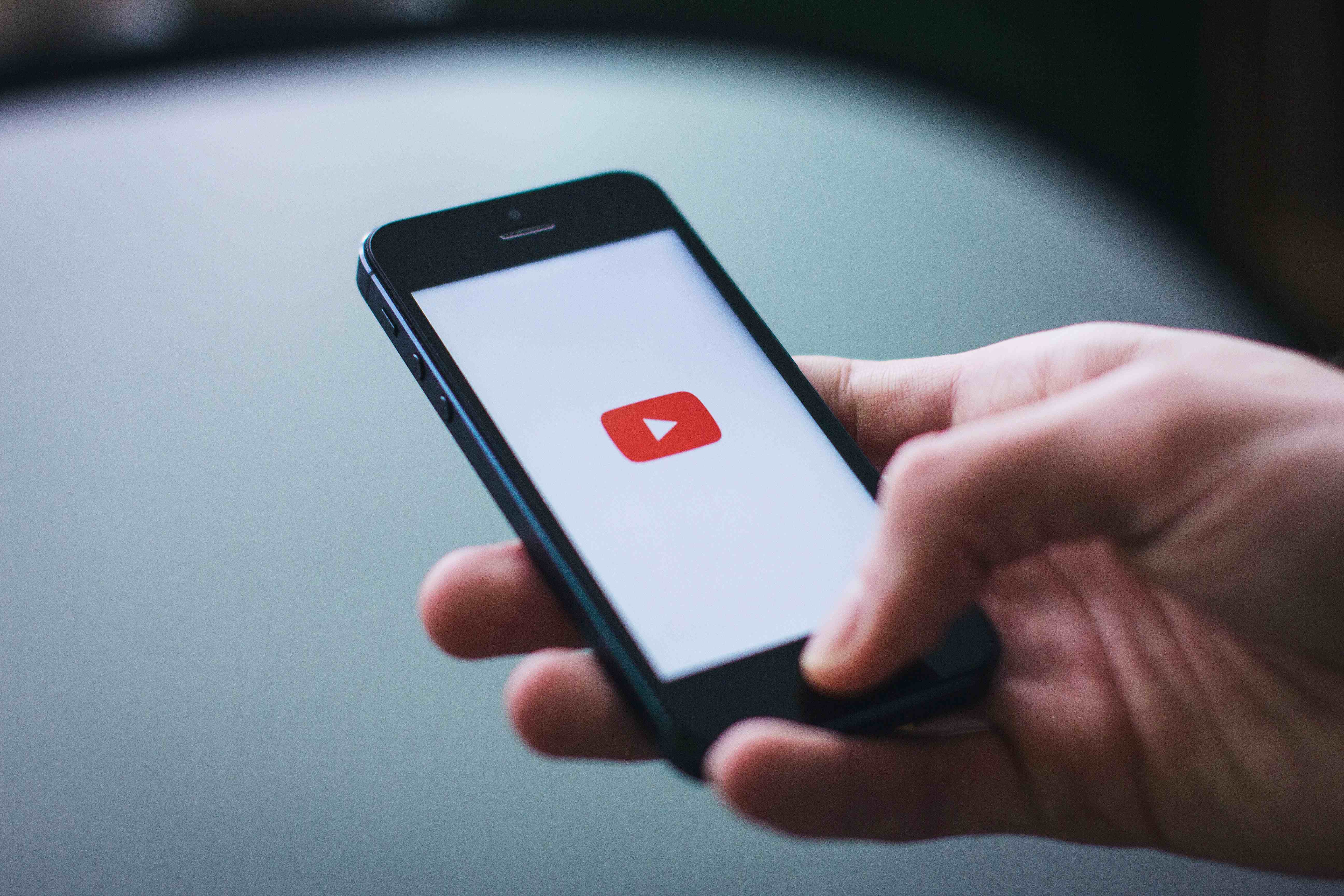 Pantalla móvil con el logo de Youtube