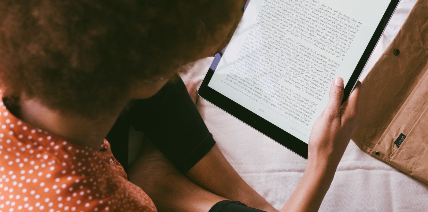 Una mujer leyendo un libro electrónico