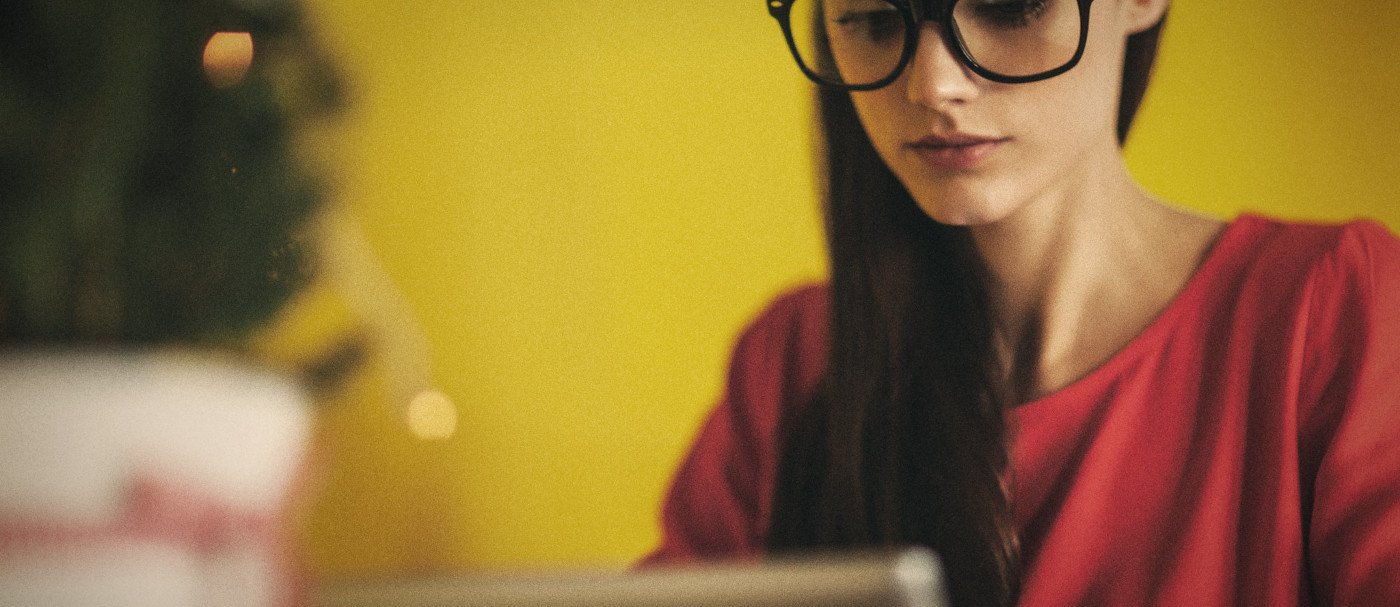 Una mujer mirando una tablet